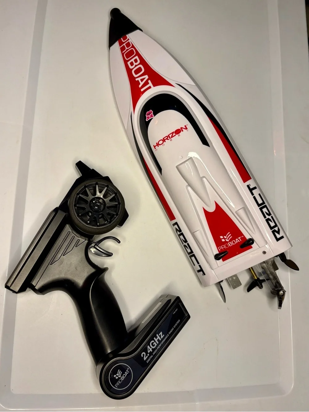 PRO BOAT REACT 17 SELF-RIGHTING BRUSHED DEEP-V RTR